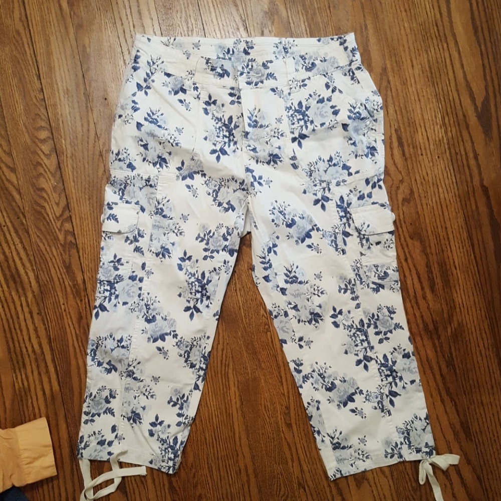 White w blue flowers Capri pants
